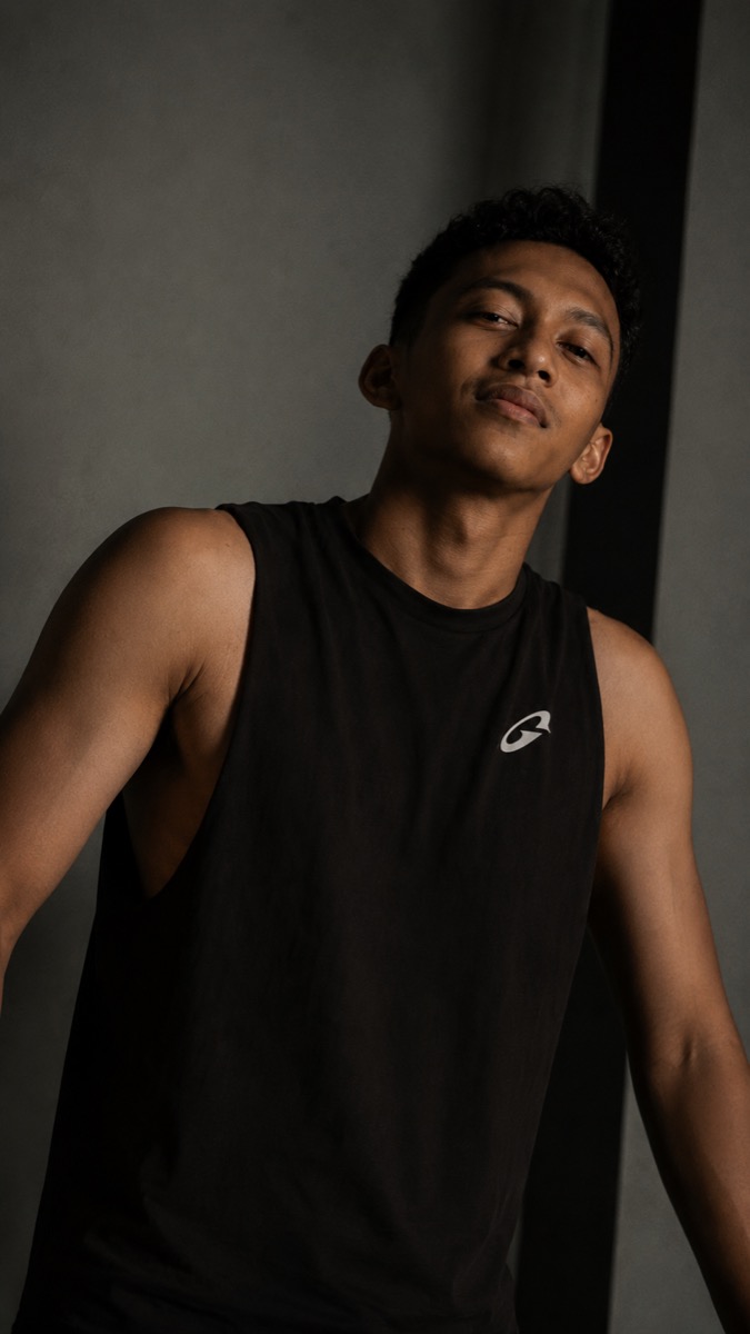 Ahli lelaki berpakaian sukan di studio