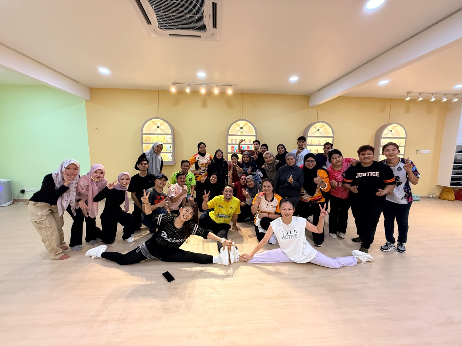 Ahli MASHA selepas kelas berkumpulan di studio